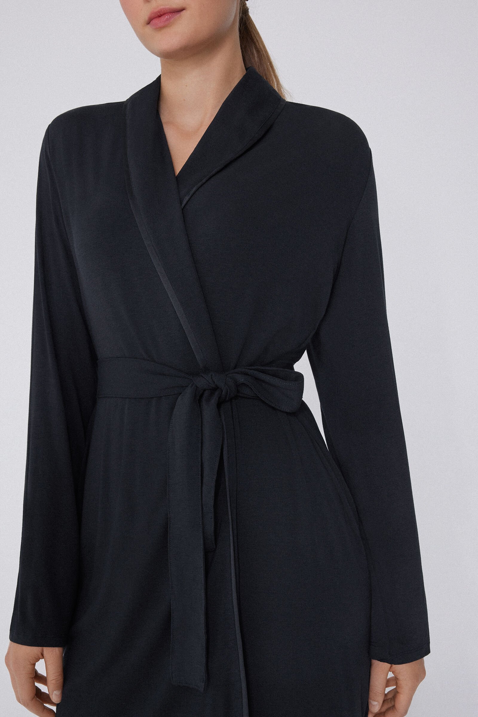 Bata Manga Larga de Viscosa Ribetes Raso — imagen 3