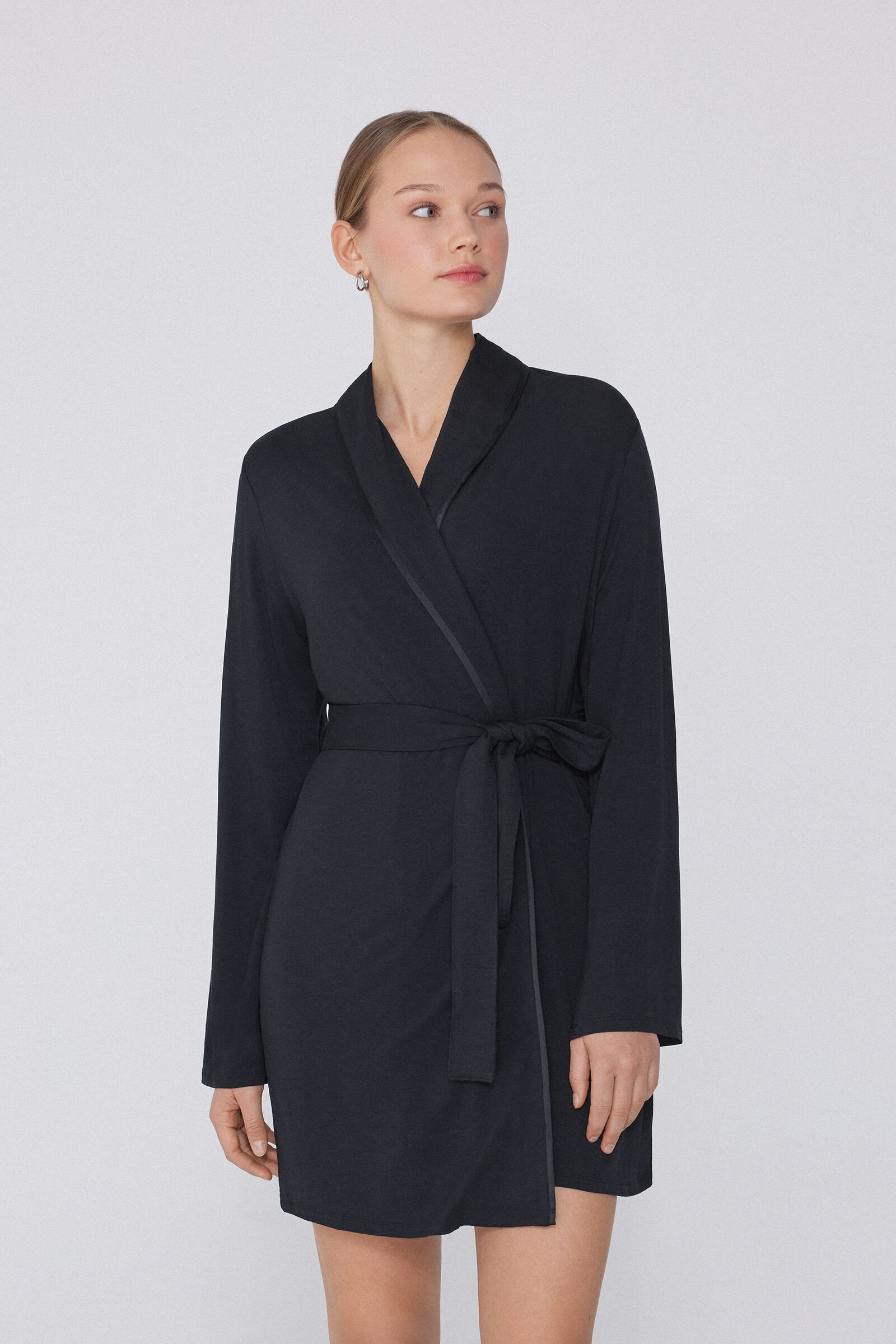 Bata Manga Larga de Viscosa Ribetes Raso — imagen 4